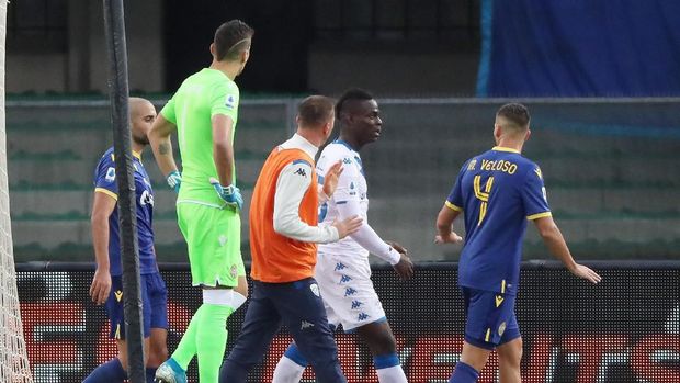 Mario Balotelli sempat berjalan tinggalkan lapangan usai menendang bola ke arah suporter. (