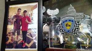 Melihat Koleksi Piala Almarhum Afridza Munandar