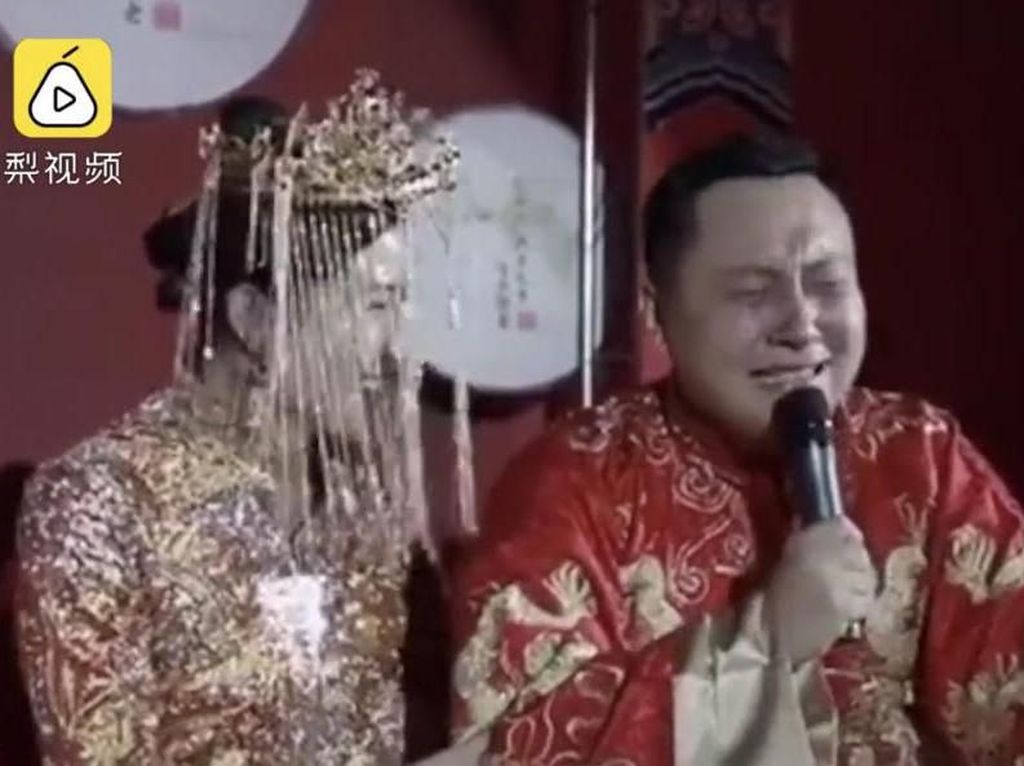 Pria Nangis Bahagia Bisa Nikah Setelah 7 Kali Cuma Jadi Pengiring Pengantin Pria Nangis Bahagia Bisa Nikah Setelah 7 Kali Cuma Jadi Pengiring Pengantin