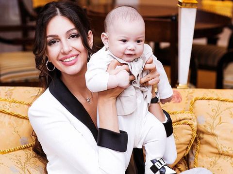 Oksana Voevodina bersama putranya