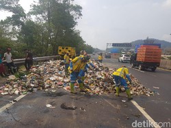 Ban Pecah, Truk Sampah Terguling di Tol Purbaleunyi