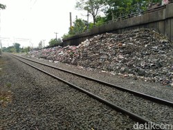 Sampah di Samping Rel Citeureup Belum Diangkut, Warga Keluhkan Asap-Lalat