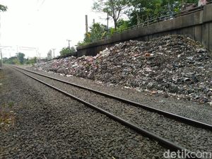 Sampah di Samping Rel Citeureup Belum Diangkut, Warga Keluhkan Asap-Lalat Sampah di Samping Rel Citeureup Belum Diangkut, Warga Keluhkan Asap-Lalat