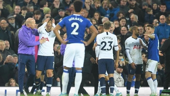 Reaksi Son Heung-min (dua dari kiri) usai menyebabkan Andre Gomes patah kaki di laga Everton vs Tottenham. (Foto: Michael Regan/Getty Images)