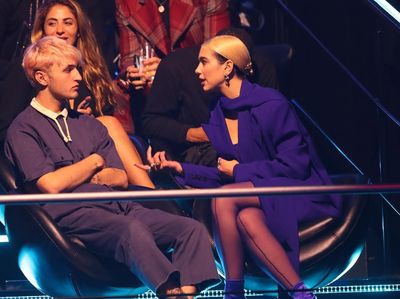 Lihat Dua Lipa tampil Menggoda, Anwar Hadid Cemburu?