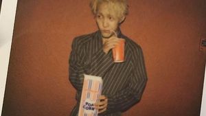Sukses Manggung di Jakarta, Ini Gaya Keren Zion.T Saat Ngopi