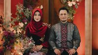 Foto: Inspirasi Lamaran Serba Marun Ala Dian Pelangi dan Sandy