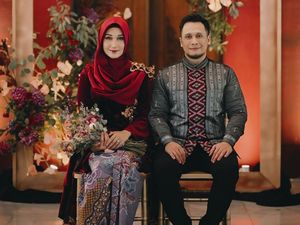 Foto: Inspirasi Lamaran Serba Marun Ala Dian Pelangi dan Sandy