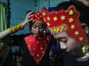 Lenggak-lenggok Penari Pedalaman di Bawah Sinaran Lampu PLN