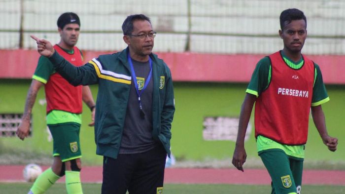 Aji Santoso ingin mengembalikan karakter pantang menyerah Persebaya Surabaya. (Foto: Suparno Nodhor) Aji Santoso ingin mengembalikan karakter pantang menyerah Persebaya Surabaya. (Foto: Suparno Nodhor)