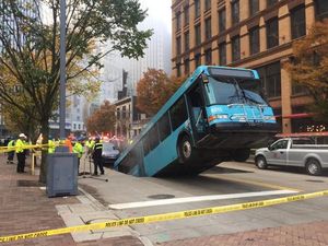 Jalan Amblas Telan Bus dan Hampir Membuat Sedan Terperosok