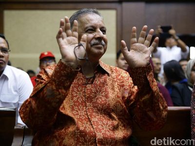 Senyum Sofyan Basir di Sidang Vonis Kasus PLTU Riau-1