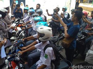 Polisi Cirebon Razia Kendaraan Pelajar di Depan Gerbang Sekolah