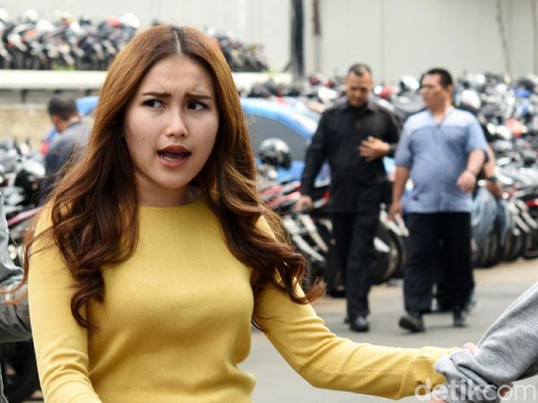 Ayu Ting Ting Kok Bete?