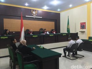 Pembunuh Pengusaha Rongsokan di Mojokerto Nangis Usai Divonis Mati Pembunuh Pengusaha Rongsokan di Mojokerto Nangis Usai Divonis Mati