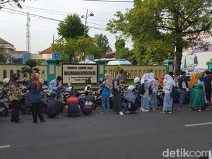 Stok Blangko e-KTP Terbatas, Warga Sragen Antre Sejak Subuh