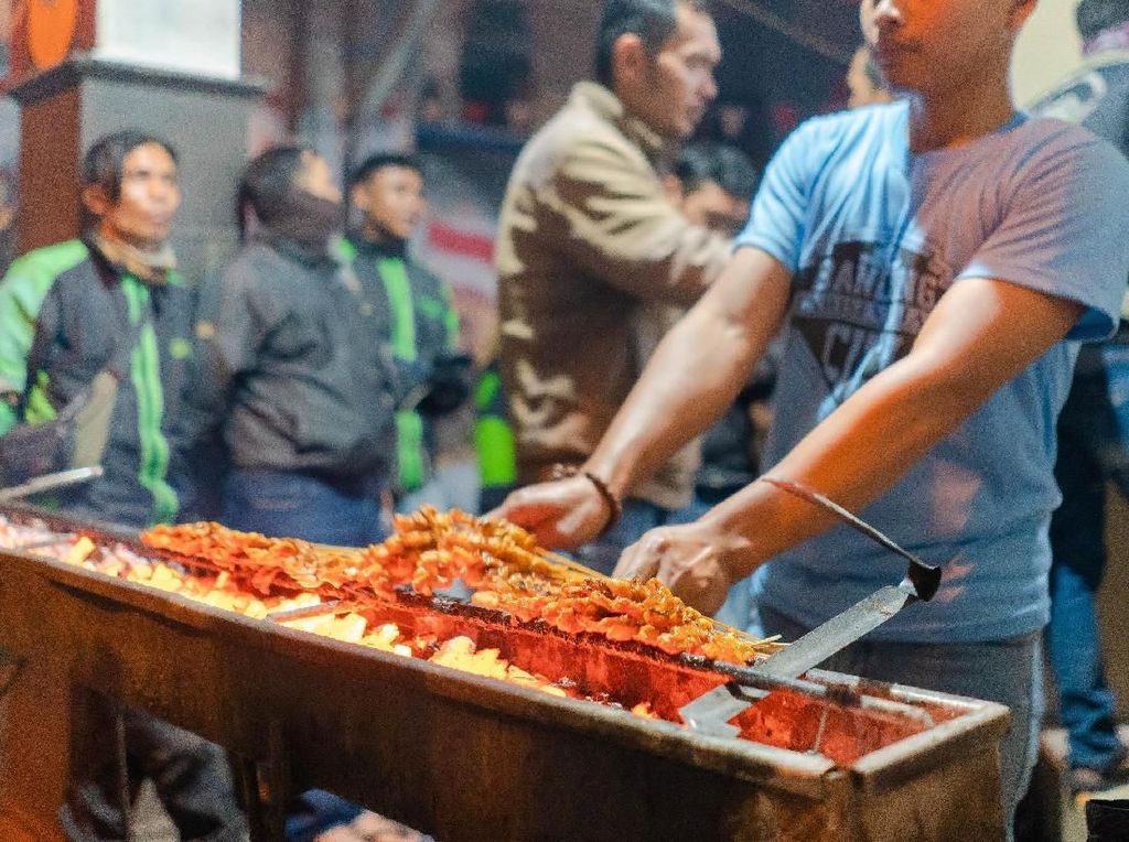 Jualan Sejak 1984, Sate di Bandung Ini Beromzet Rp 23 Juta/Hari Jualan Sejak 1984, Sate di Bandung Ini Beromzet Rp 23 Juta/Hari