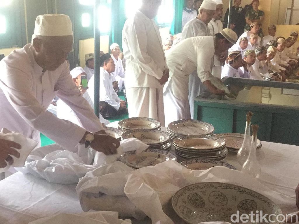 Tradisi Mencuci Piring Pusaka ala Keraton Kasepuhan Cirebon Tradisi Mencuci Piring Pusaka ala Keraton Kasepuhan Cirebon
