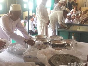 Tradisi Mencuci Piring Pusaka ala Keraton Kasepuhan Cirebon Tradisi Mencuci Piring Pusaka ala Keraton Kasepuhan Cirebon