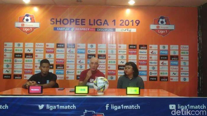 Pelatih Borneo FC, Roberto Carlos Mario Gomez, menetapkan misi kembali keempat besar. (Foto: Suriyatman/detikcom) Pelatih Borneo FC, Roberto Carlos Mario Gomez, menetapkan misi kembali keempat besar. (Foto: Suriyatman/detikcom)