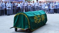 Bawa Keranda, Pegawai RSUD Al-Ihsan Tuntut Transparansi Pemprov Jabar
