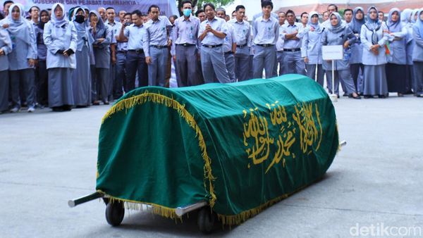 Bawa Keranda, Pegawai RSUD Al-Ihsan Tuntut Transparansi Pemprov Jabar