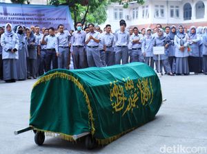 Bawa Keranda, Pegawai RSUD Al-Ihsan Tuntut Transparansi Pemprov Jabar