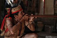 Eliyas memperagakan alat tembak Suku Dayak Lundayah (Pradita/detikcom)
