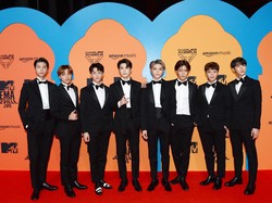 Lokal Banget! NCT 127 Jajal Pakai Sarung sampai Nari Poco-poco