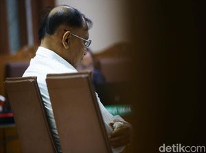 Ekspresi Markus Nari Saat Bacakan Pleidoi Ekspresi Markus Nari Saat Bacakan Pleidoi