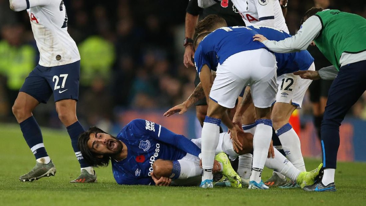 Andre Gomes kesakitan usai dilanggar Son Heung-min. (Jan Kruger/Getty Images)