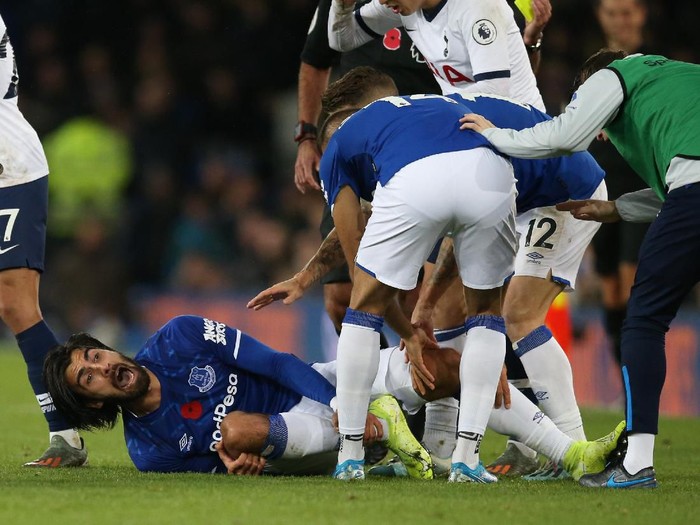 LIVERPOOL, ENGLAND - NOVEMBER 03: Andre Gomes of Everton reacts after being tackled by Son Heung-Min of Tottenham Hotspur during the Premier League match between Everton FC and Tottenham Hotspur at Goodison Park on November 03, 2019 in Liverpool, United Kingdom. (Photo by Jan Kruger/Getty Images)