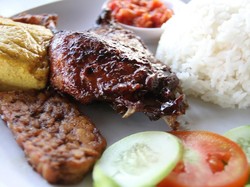 Mantul! Legit Bebek Bakar Sambel Cobek Khas Soreang Dicocol Sambal Segar