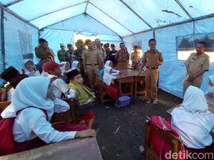 Sekolah Terancam Roboh, Siswa SD Kadupandak Ciamis Belajar di Tenda