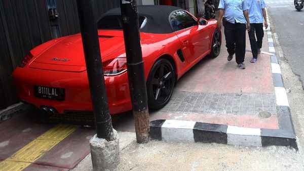Duh, Mobil Mewah Parkir di Trotoar