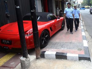 Duh, Mobil Mewah Parkir di Trotoar