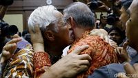 Suasana Haru Warnai Vonis Bebas Sofyan Basir