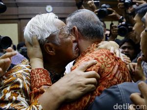 Suasana Haru Warnai Vonis Bebas Sofyan Basir Suasana Haru Warnai Vonis Bebas Sofyan Basir