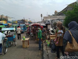 Pasar Citeureup Bogor Semrawut, Banyak Pedagang Jualan di Pinggir Jalan