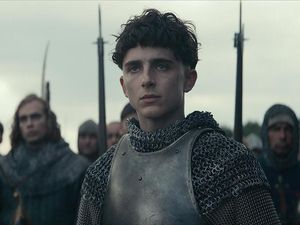 Dilema Timothee Chalamet Jadi Raja Inggris di The King Dilema Timothee Chalamet Jadi Raja Inggris di The King