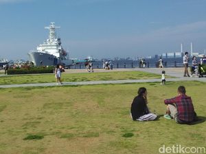 Tempat Liburan Susi di Jepang: Nongkrong di Depan Kapal Pesiar