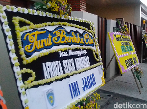 Karangan Bunga Berjajar di Rumah Duka Pembalap Afridza Munandar Karangan Bunga Berjajar di Rumah Duka Pembalap Afridza Munandar