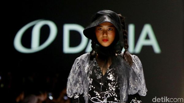Foto: Serba Monokrom di Koleksi Busana Ready to Wear Barli Asmara