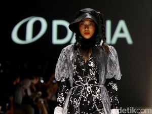 Foto: Serba Monokrom di Koleksi Busana Ready to Wear Barli Asmara Foto: Serba Monokrom di Koleksi Busana Ready to Wear Barli Asmara