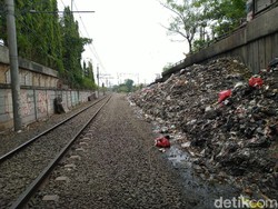 Lurah Pastikan Tumpukan Sampah di Pinggir Rel Citeureup Segera Dibersihkan