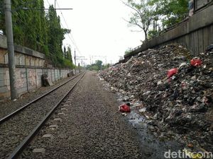 Lurah Pastikan Tumpukan Sampah di Pinggir Rel Citeureup Segera Dibersihkan Lurah Pastikan Tumpukan Sampah di Pinggir Rel Citeureup Segera Dibersihkan
