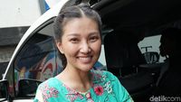 Penampilan Sederhana Sarwendah saat Temani Ruben Onsu