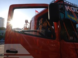 Kisah Pemadam Kebakaran di Makassar, Jadi Ojol demi Hidupi Dua Anak