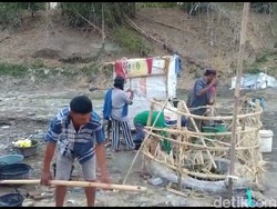 Krisis Air Bersih, Warga Brebes Buat Sumur di Dasar Sungai Kering