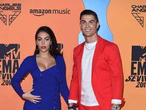 Foto: Cristiano Ronaldo dan Pacar Pamer Mesra di MTV EMAs 2019 Foto: Cristiano Ronaldo dan Pacar Pamer Mesra di MTV EMAs 2019